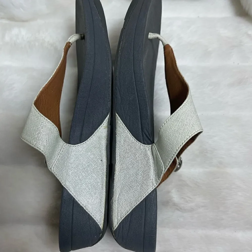 Fitflop white iridescent thong wedge sandals with side adjustable buckle size 9